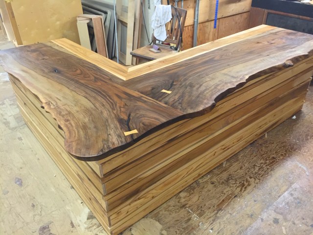 Desk without reception ledge